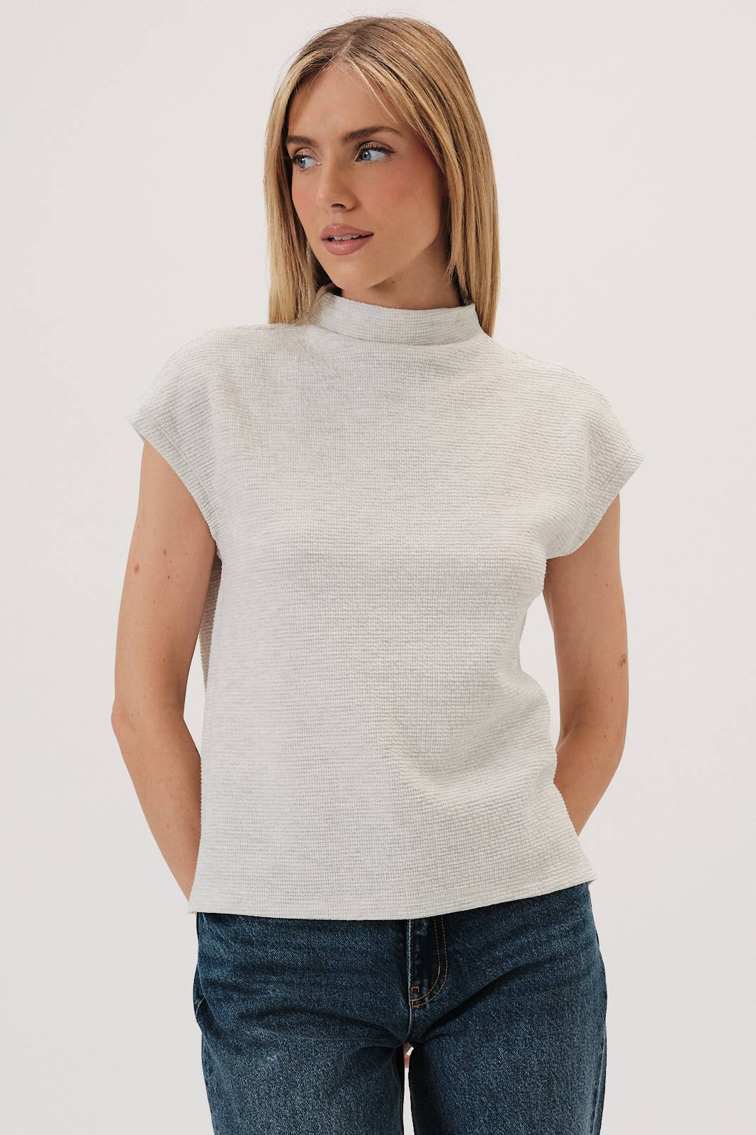 MOCK NECK CAP SHORT SLEEVE HIGH-LOW TOP: ASH GREY