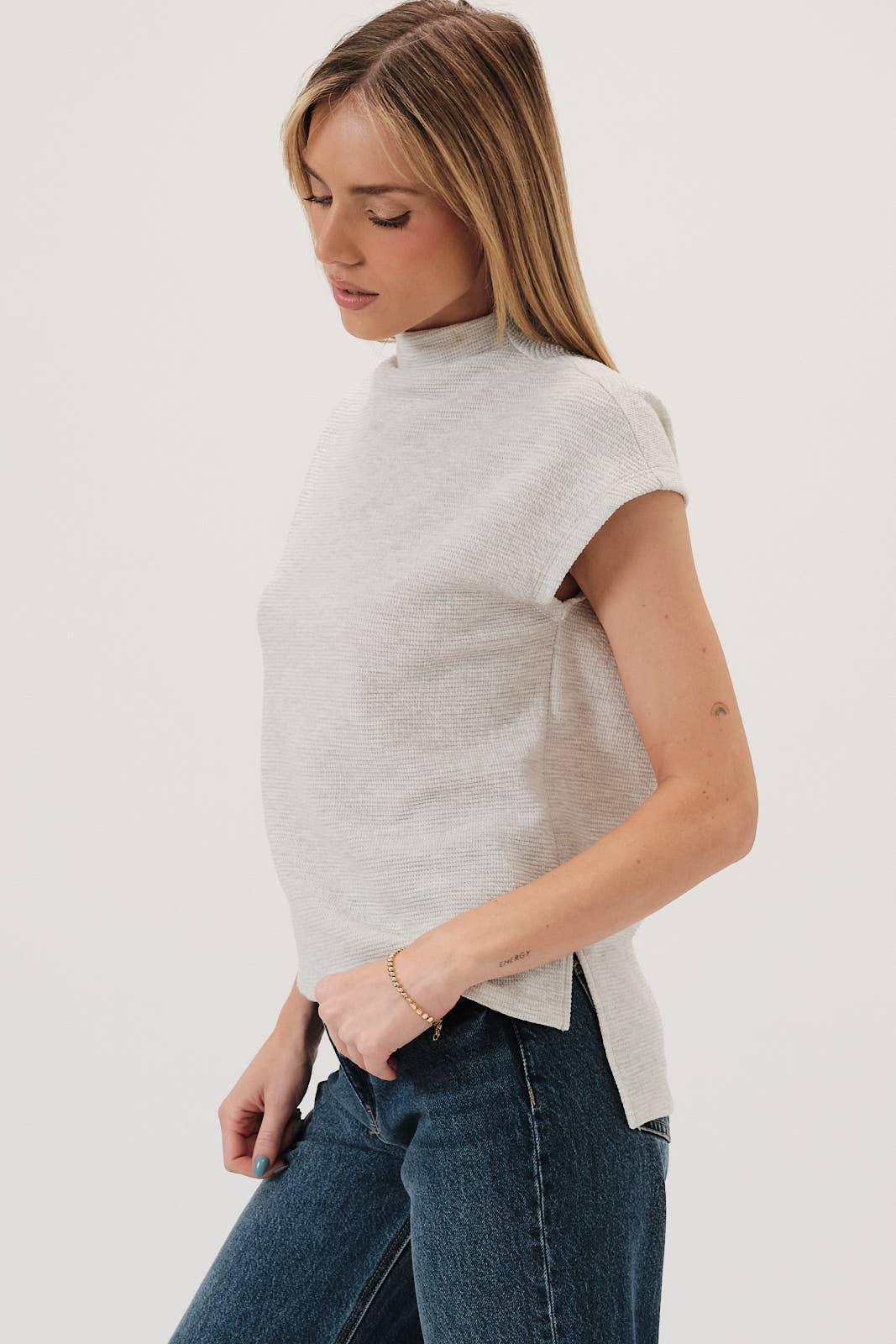 MOCK NECK CAP SHORT SLEEVE HIGH-LOW TOP: ASH GREY